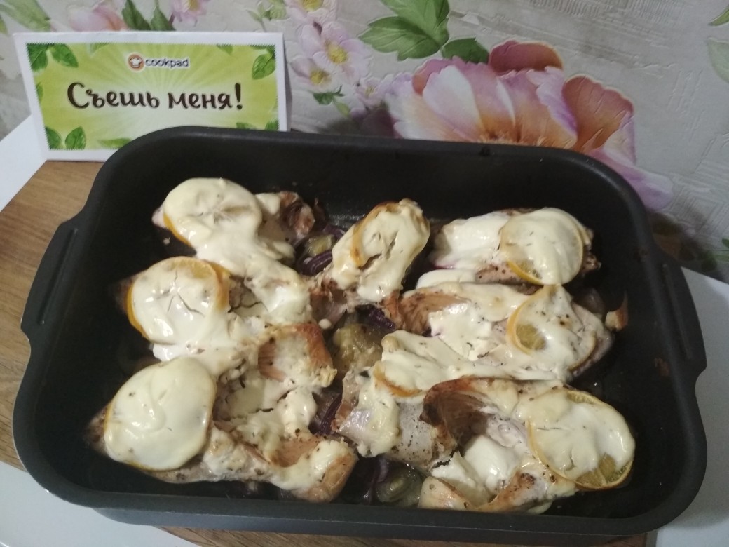 Горбуша в духовке с луком, сметаной и лимоном 🍋