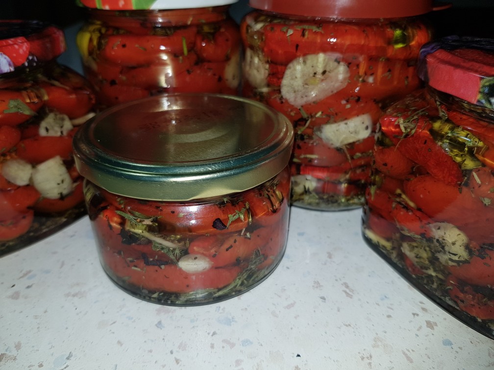 Вяленые томаты, с чесноком и пряными травами в оливковом масле