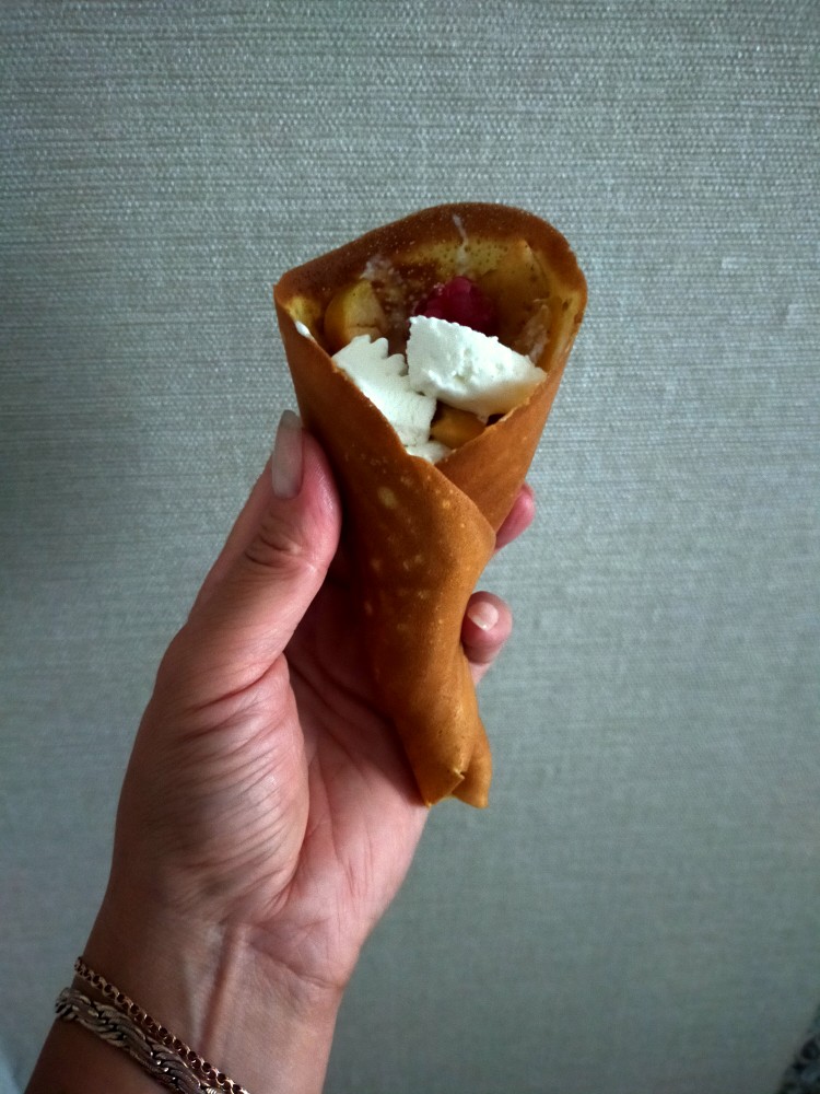Вафли с мороженным яблоком с корицей