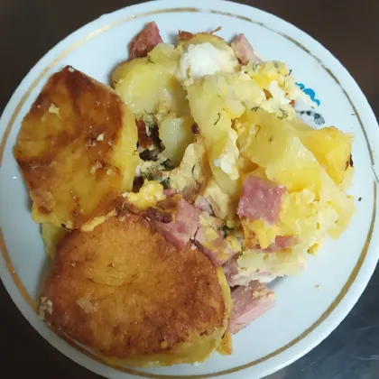 Жареная отварная картошка с колбасой и яйцом
