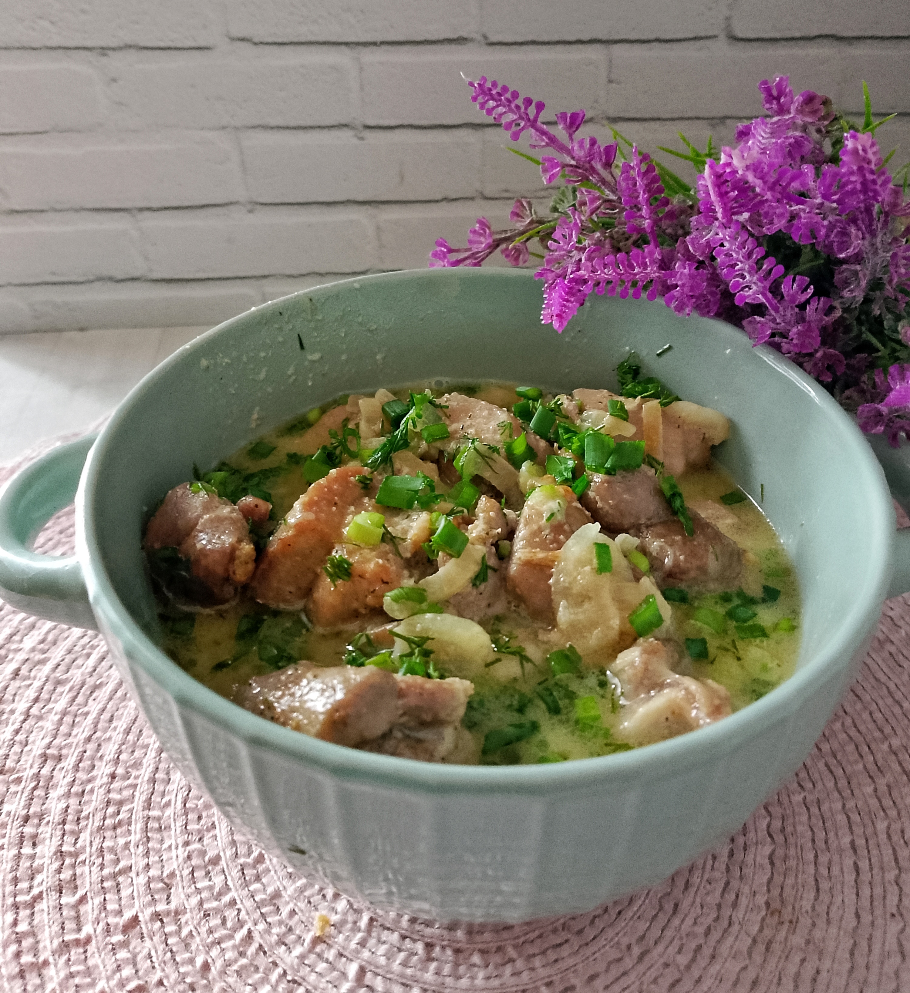 Индейка тушёная в белом сухом вине и сливках