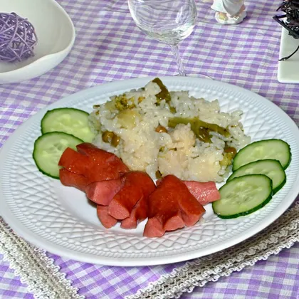 Рис с брокколи, цветной капустой, горошком и сосиски
