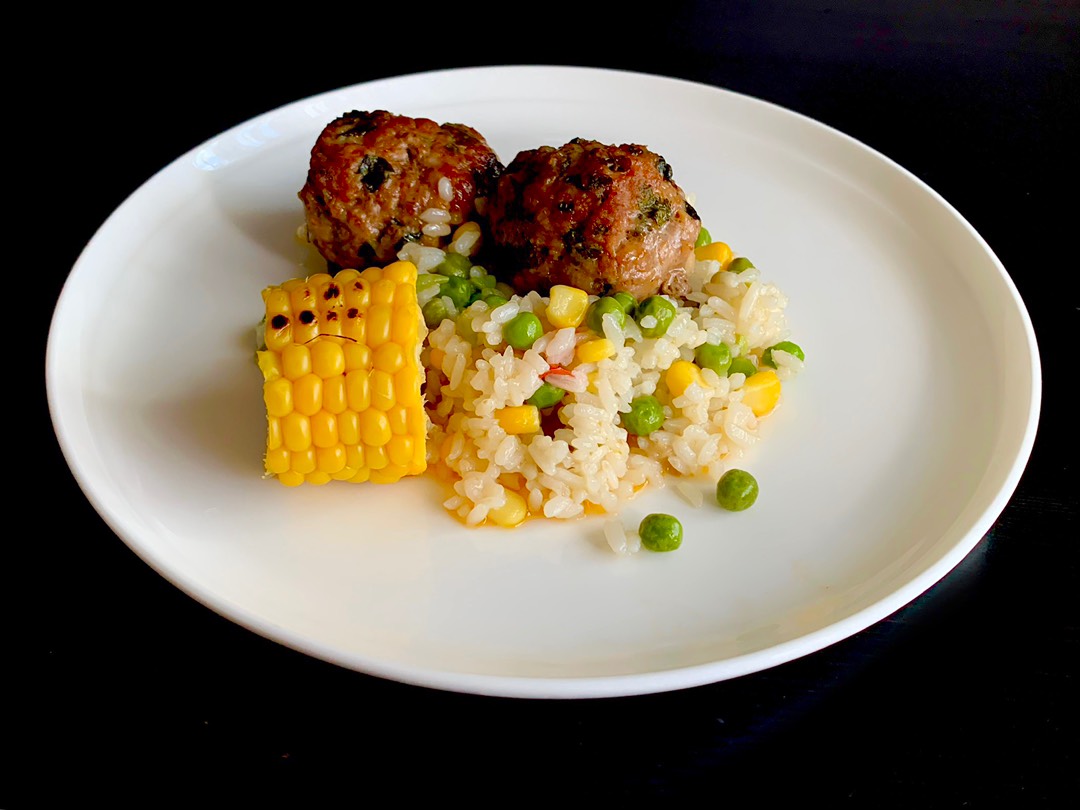 Пряные митболы с рисом и овощами