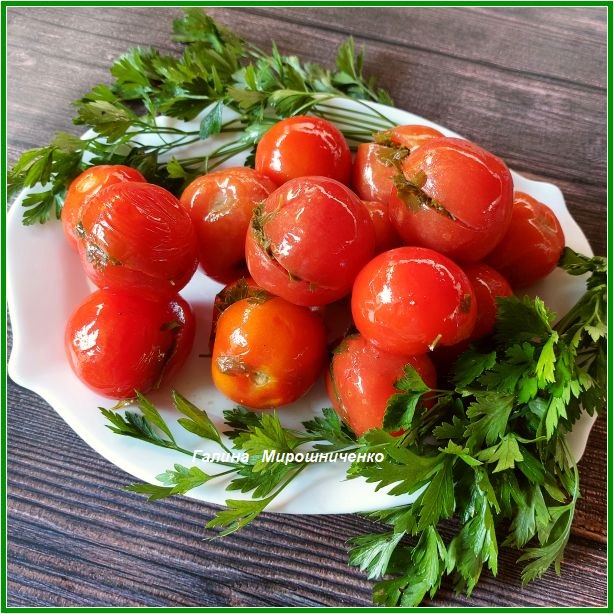 Малосольные помидоры с чесноком и петрушкой