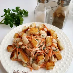 Салат с фасолью, морковкой по-корейски и сухариками