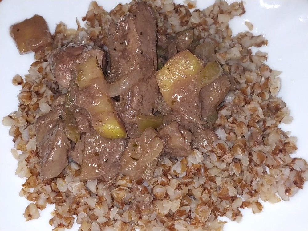 Печень индейки с яблоками и перцем