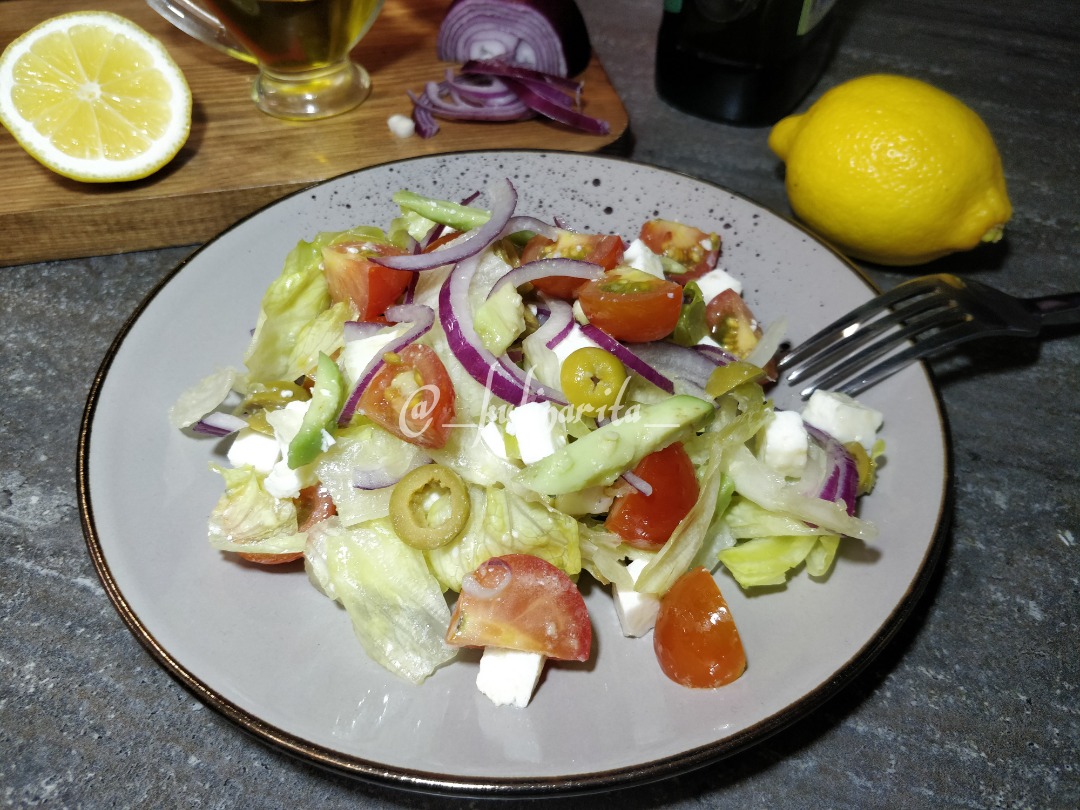 Салат с жареным адыгейским сыром