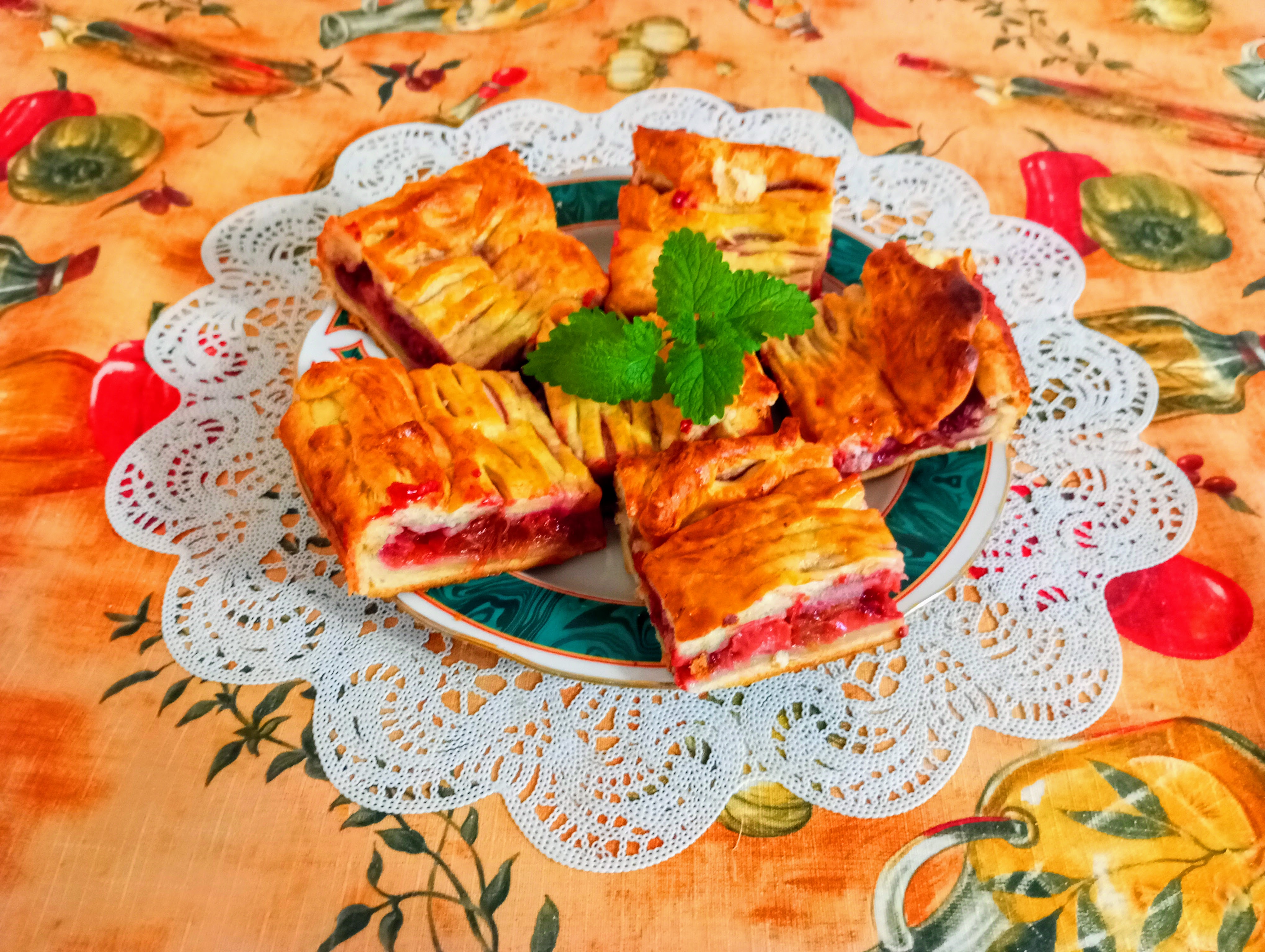 Пирог с клубникой, малиной и ревенем из слоеного теста