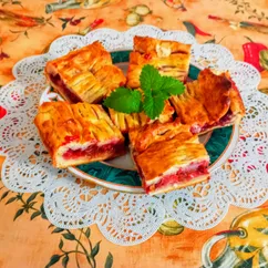 Пирог с клубникой, малиной и ревенем из слоеного теста