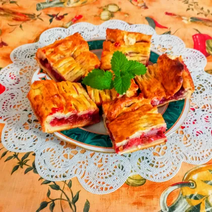 Пирог с клубникой, малиной и ревенем из слоеного теста