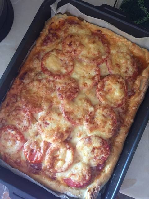 Пицца с вареной колбасой, помидорами и сыром: рецепт в домашних условиях