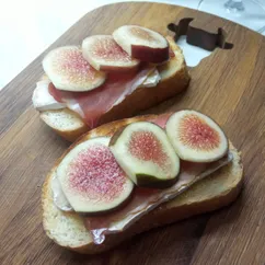 Тосты с инжиром и прошутто 