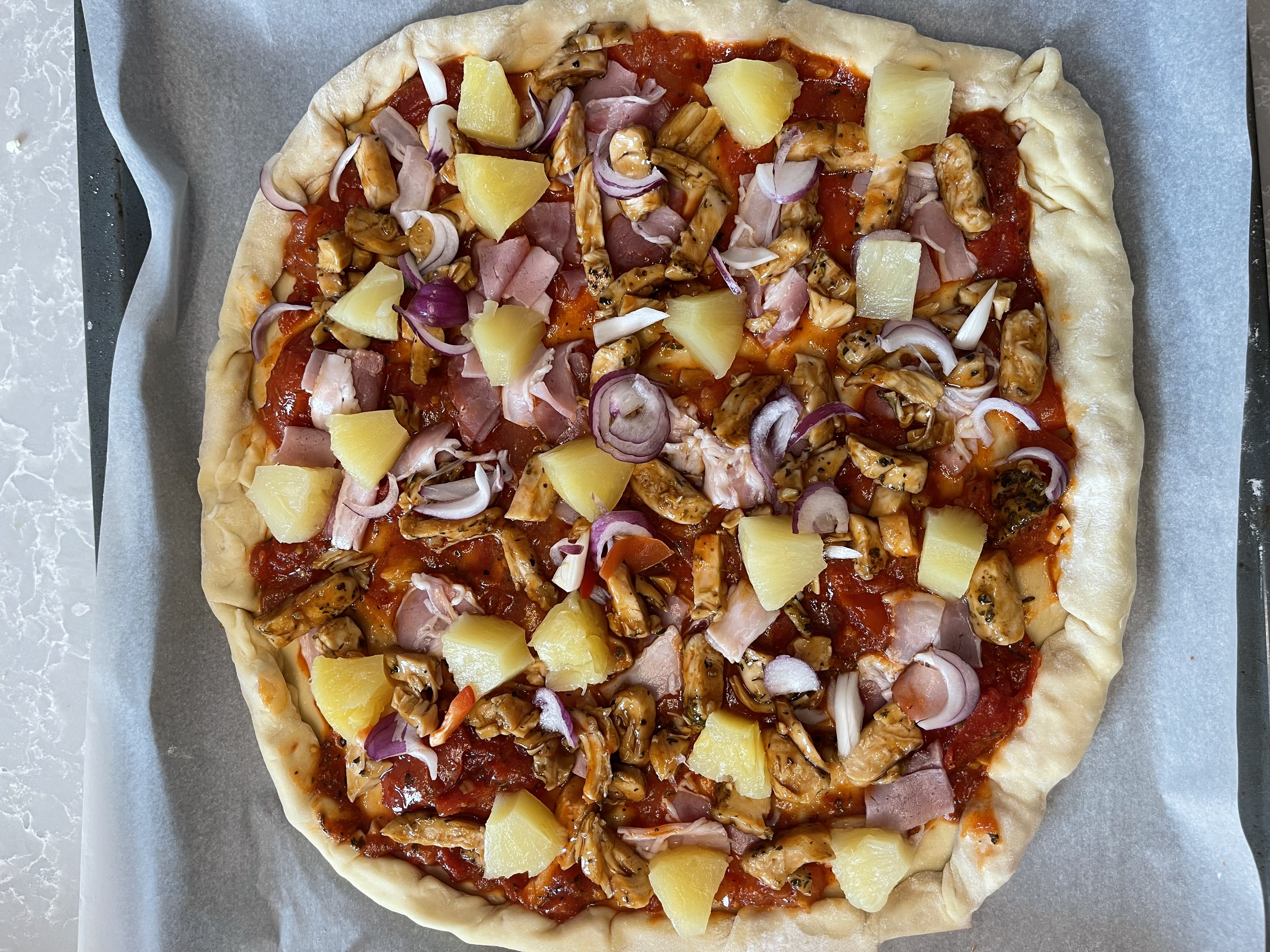 Пицца на тонком тесте с ананасом и курицей