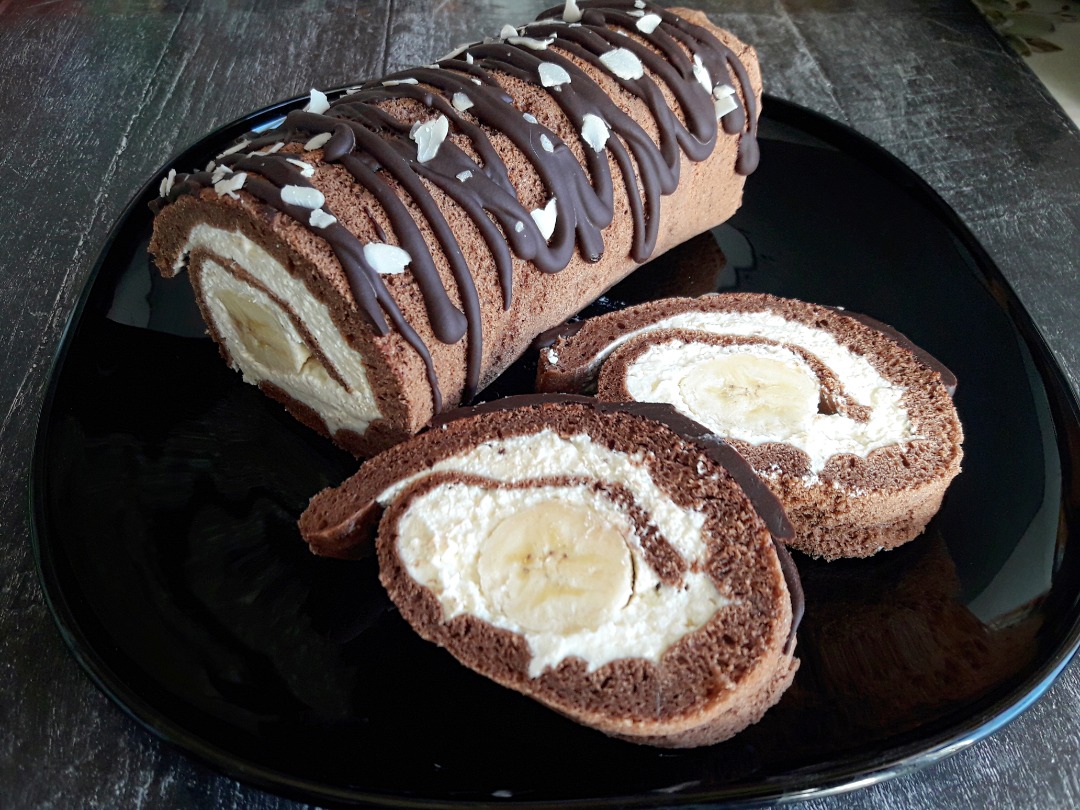 Шоколадный рулет с бананами, пошаговый рецепт с фото на ккал