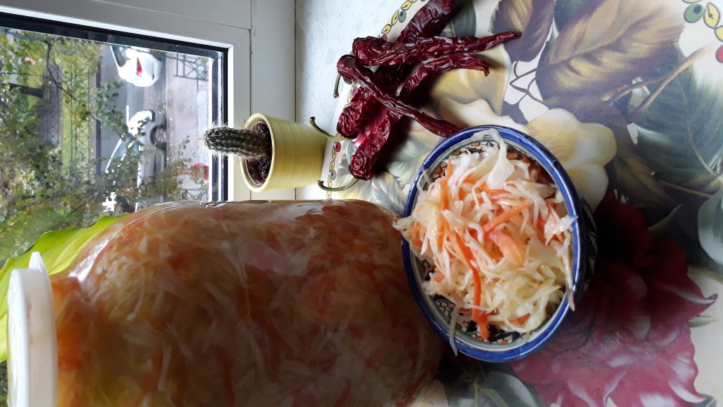 10 рецептов хрустящей маринованной капусты, в том числе на зиму - Лайфхакер