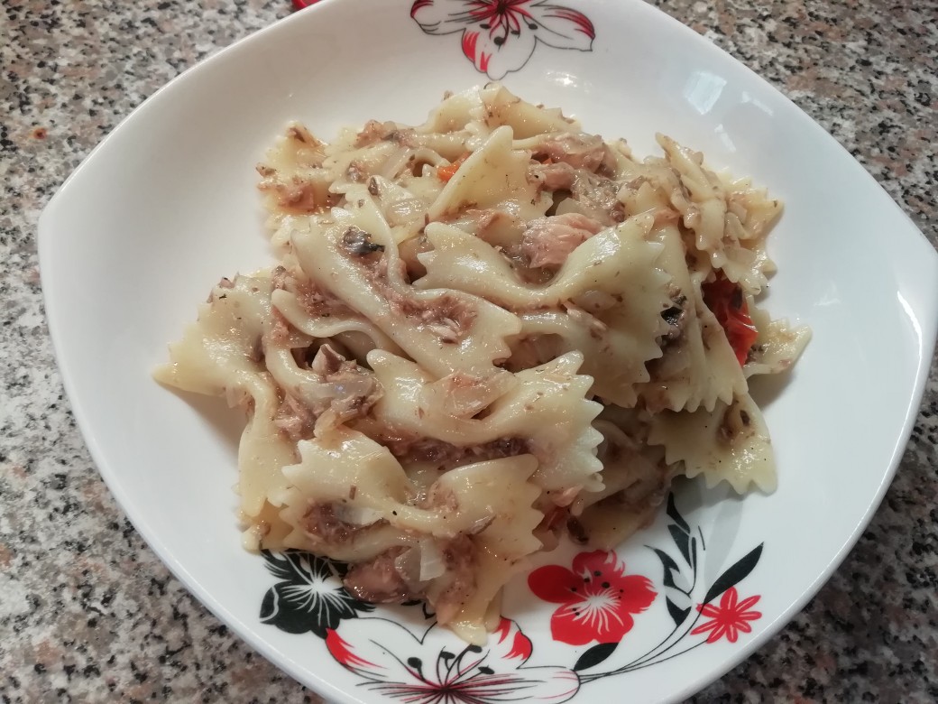 Паста с тунцом и помидорами черри