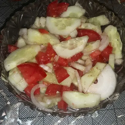 Салат со свежими огурчиками и помидорами