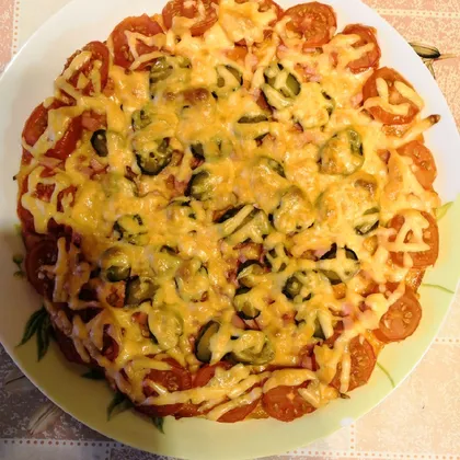 Пицца "Пикантная" с помидорами и маринованными огурчиками 🍕🥒