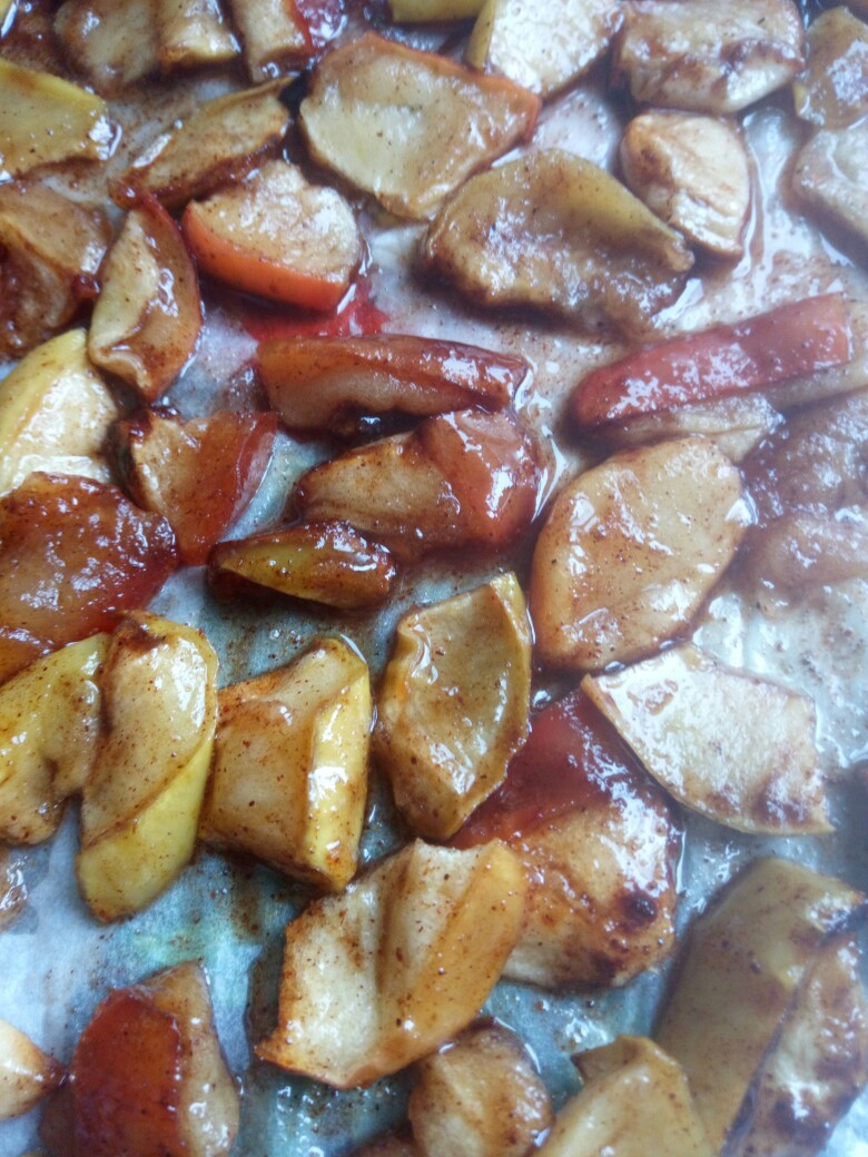 Яблочные дольки в пряной карамели