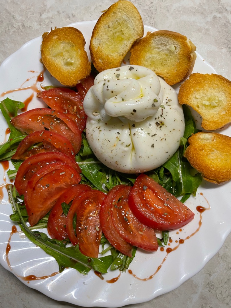 Салат с бурратой и чесночными гренками