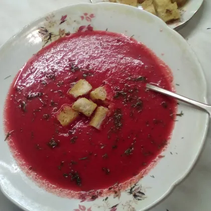 Суп-крем из свеклы с чесночными гренками