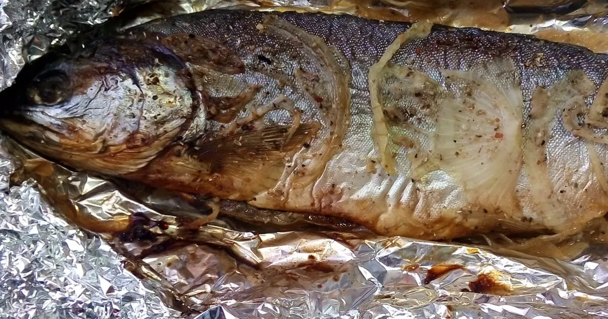 Рыба, запеченная в фольге с зеленым луком и имбирем