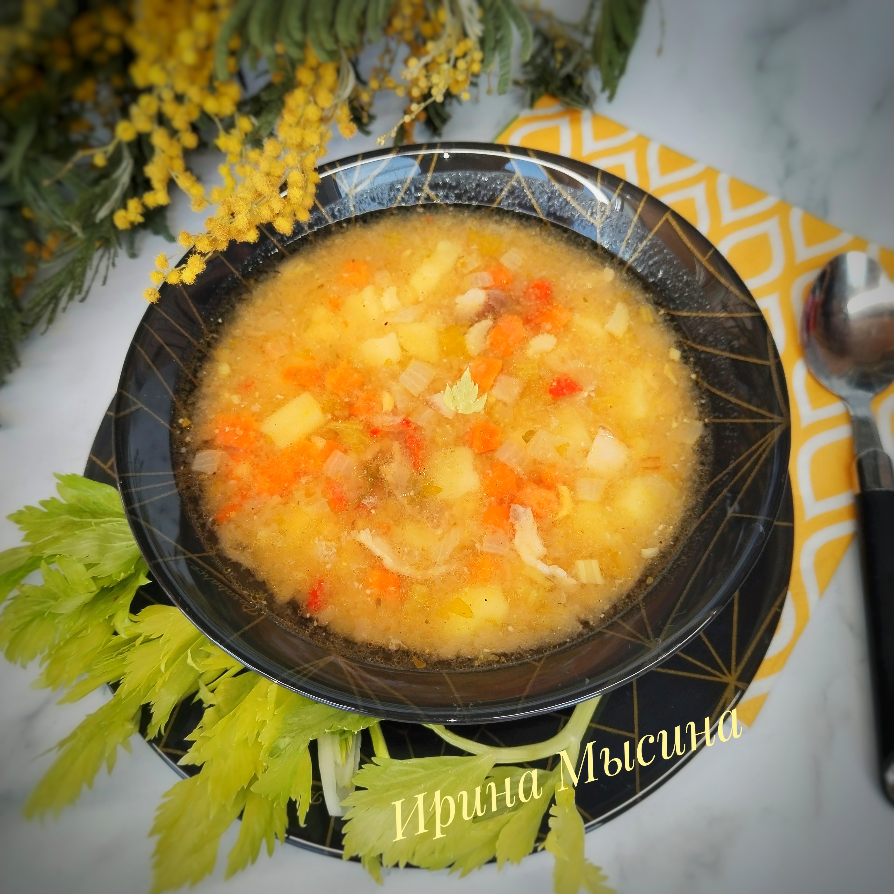 Горохово-чечевичный суп с беконом и сельдереем 