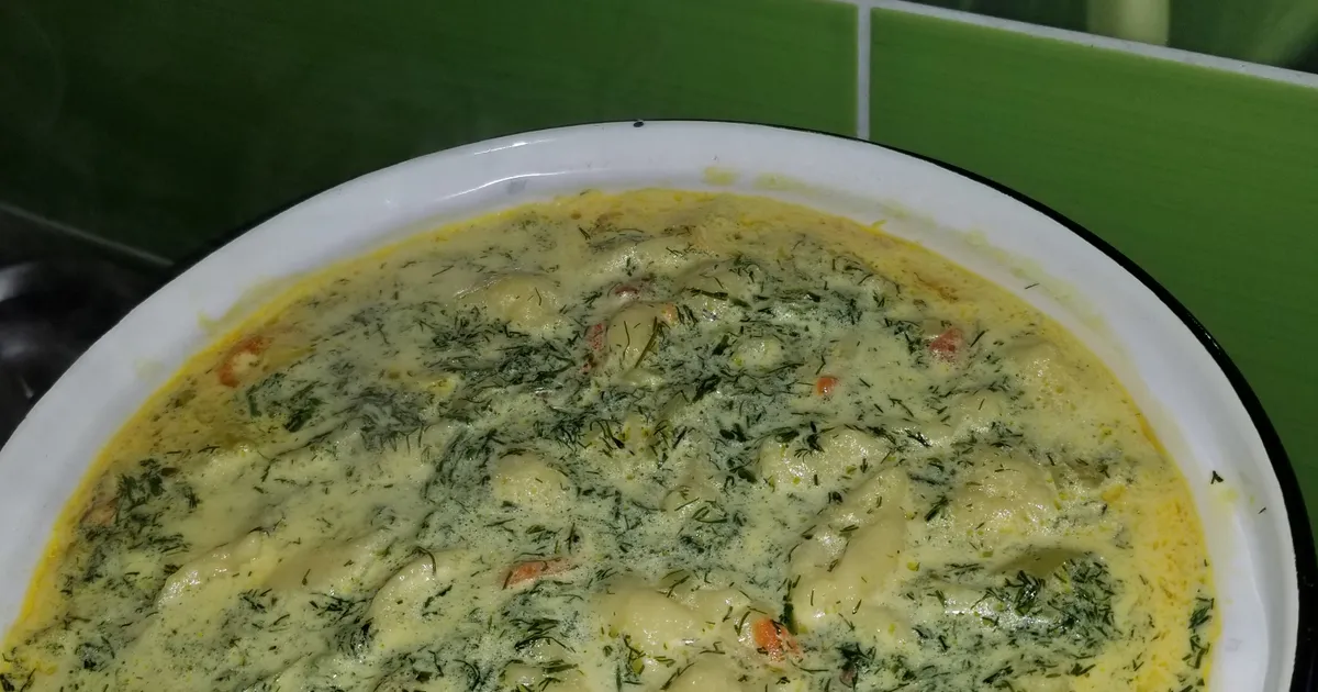 Сливочный суп с куриными клецками, шампиньонами и брокколи : Первые блюда