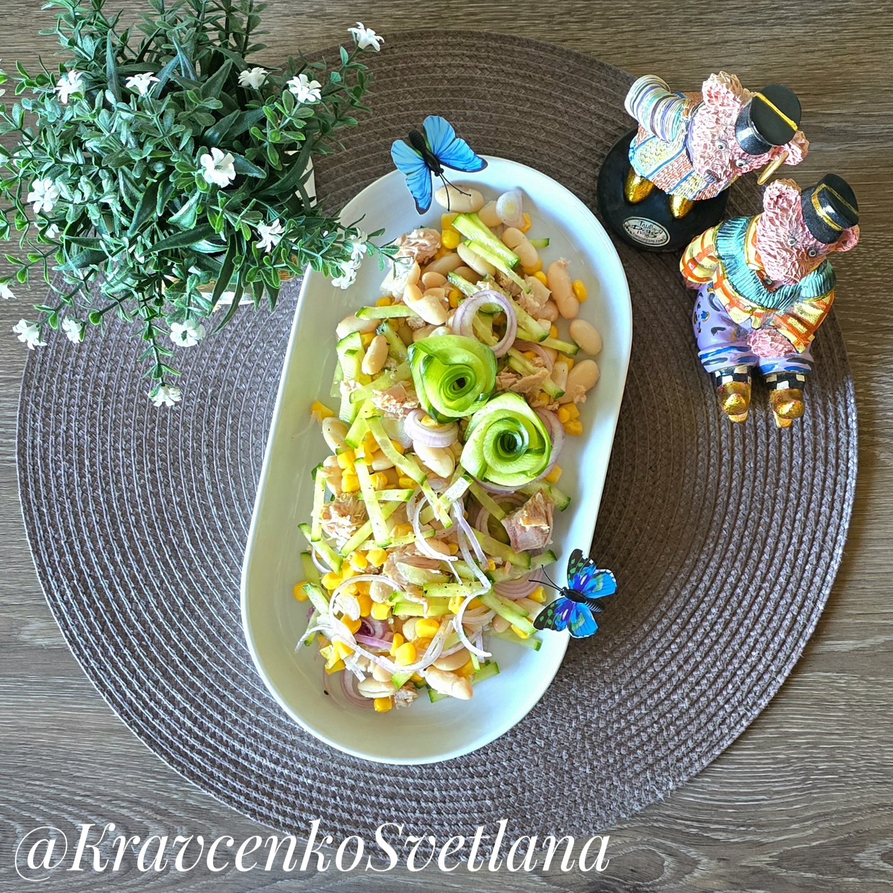 Салат с тунцом, фасолью и кукурузой