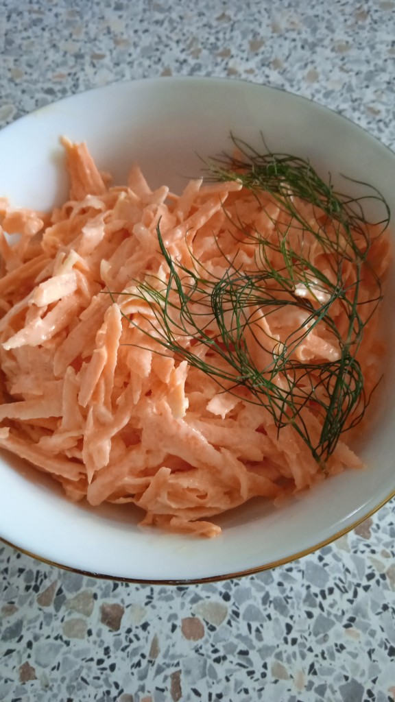 Салат «Зимний» из варёной моркови лука и орехов