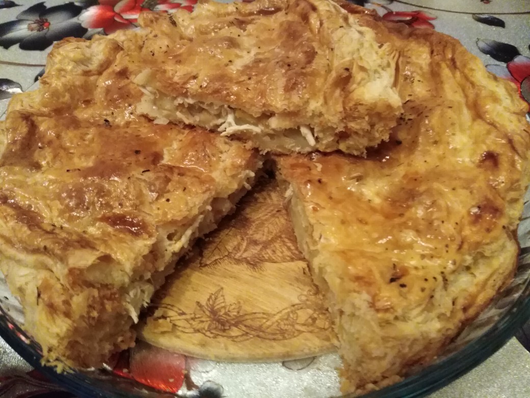 Слоеный пирог с курицей и картошкой: обед или ужин в одном пироге