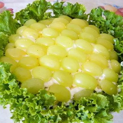 Праздничный слоеный салат с курицей и виноградом 'Прощай лето'