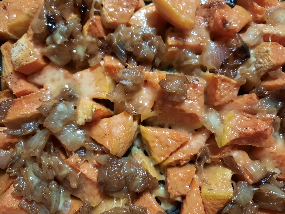 Тыква с луком и сыром