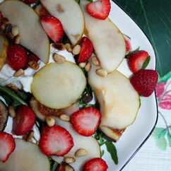 Салат с инжиром, грушей, страчателлой (бурратой) и клубникой
