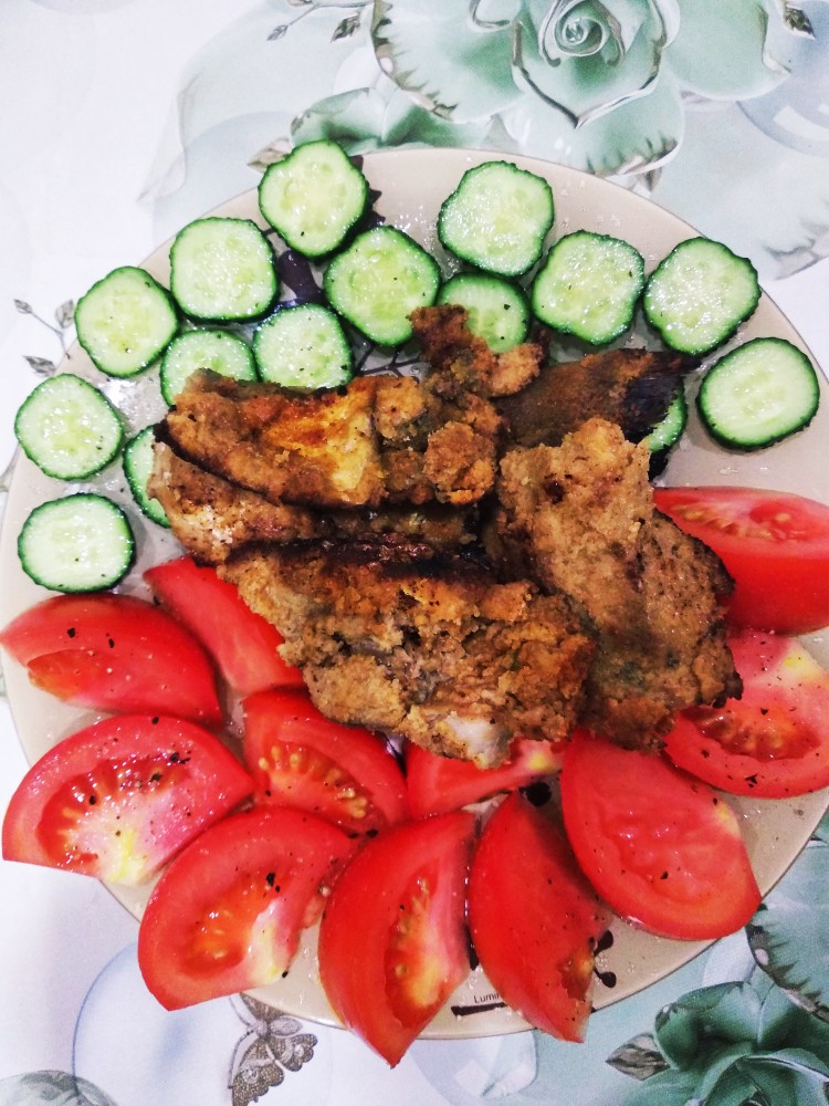 Щука в панировке с овощами