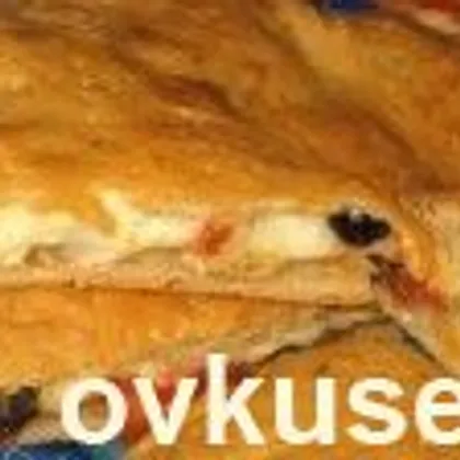 Лепешка-пирог с сыром, помидором и оливками на квасе