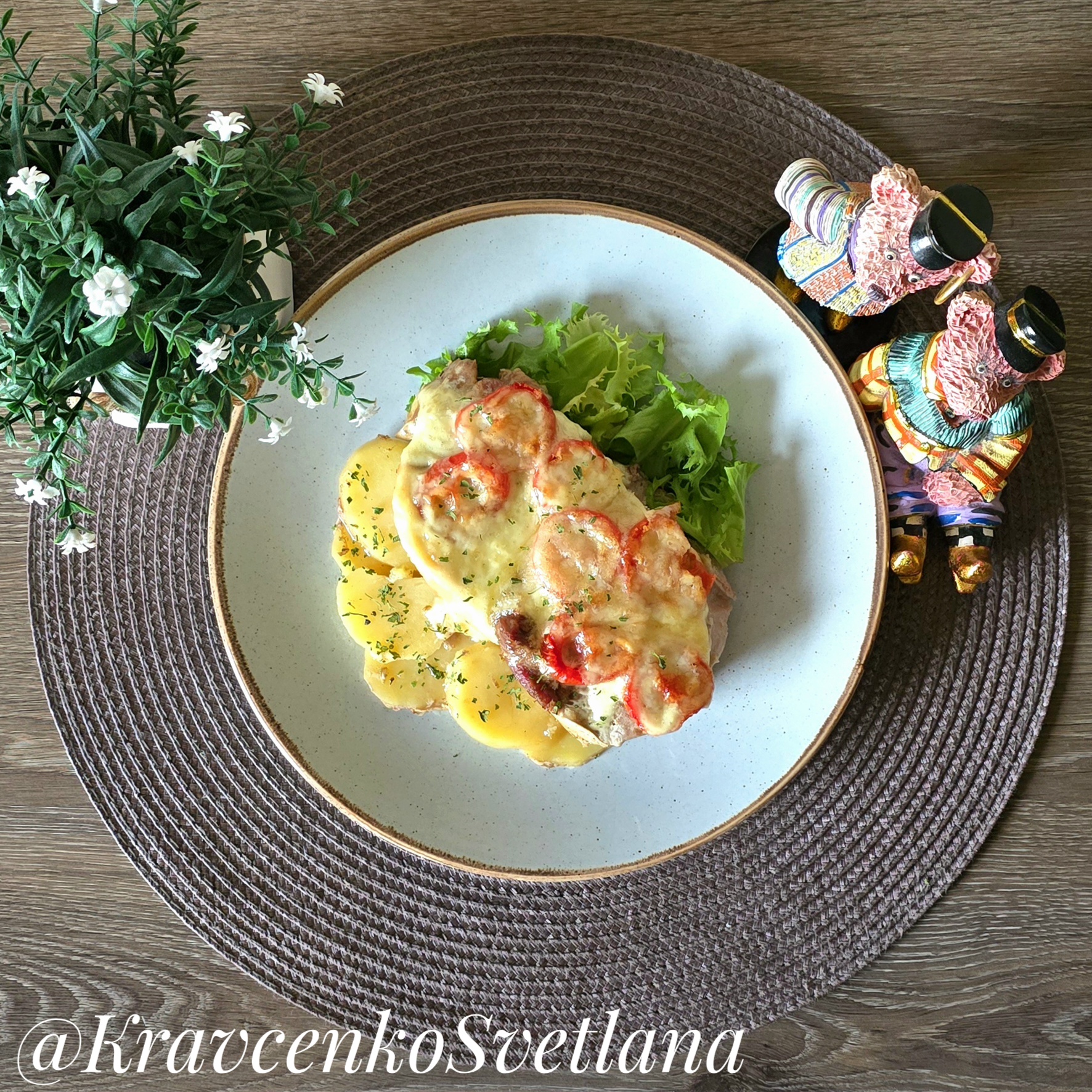 Свинина, запеченная с картофелем, помидорами и сыром