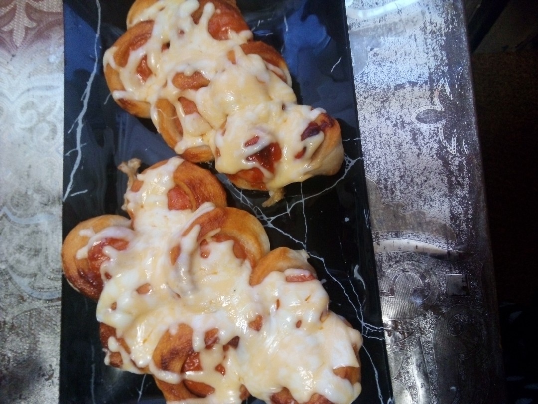 Сосиски в слоеном тесте с сыром и кетчупом в духовке простой рецепт пошаговый