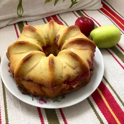Пирог с яблоками и брусникой в карамели