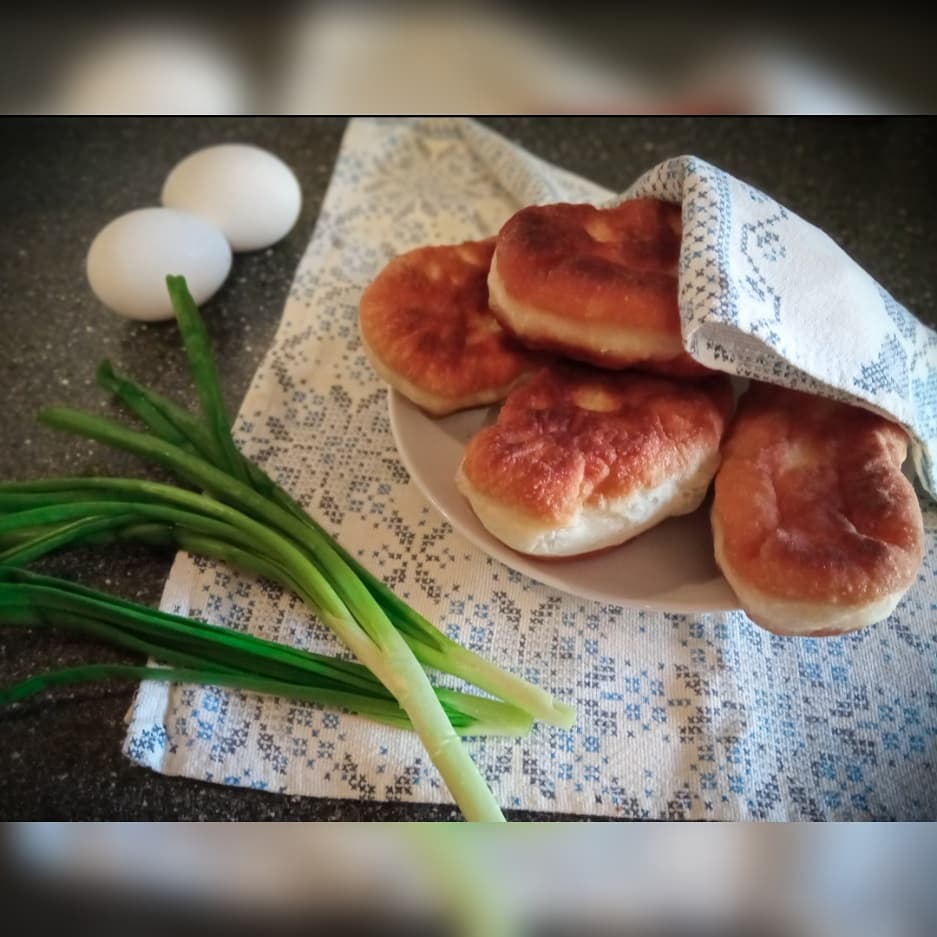 Видеорецепт: пирожки с яйцами и зеленым луком в духовке