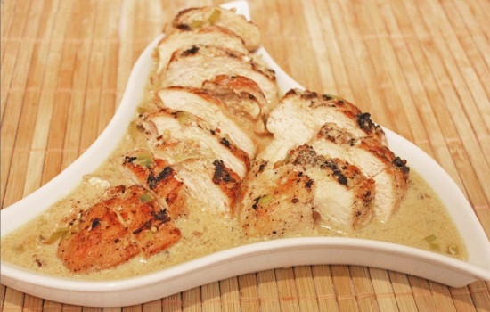 Сочная куриная грудка под соусом