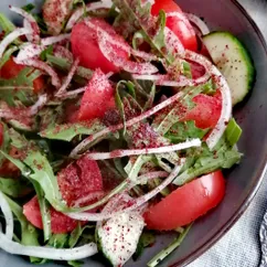 Салат с руколой и овощами