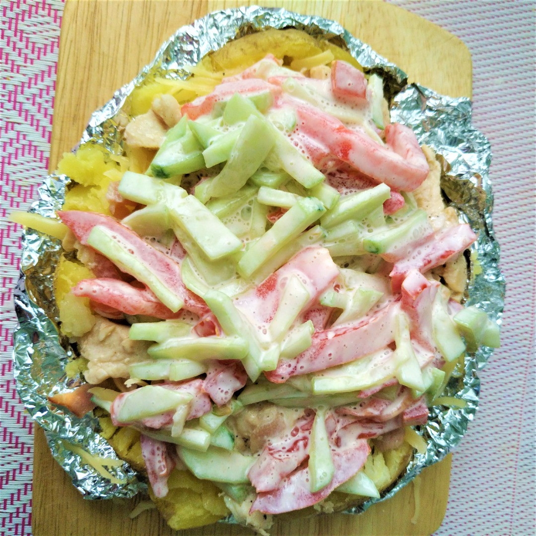 Крошка картошка с курицей и салатом
