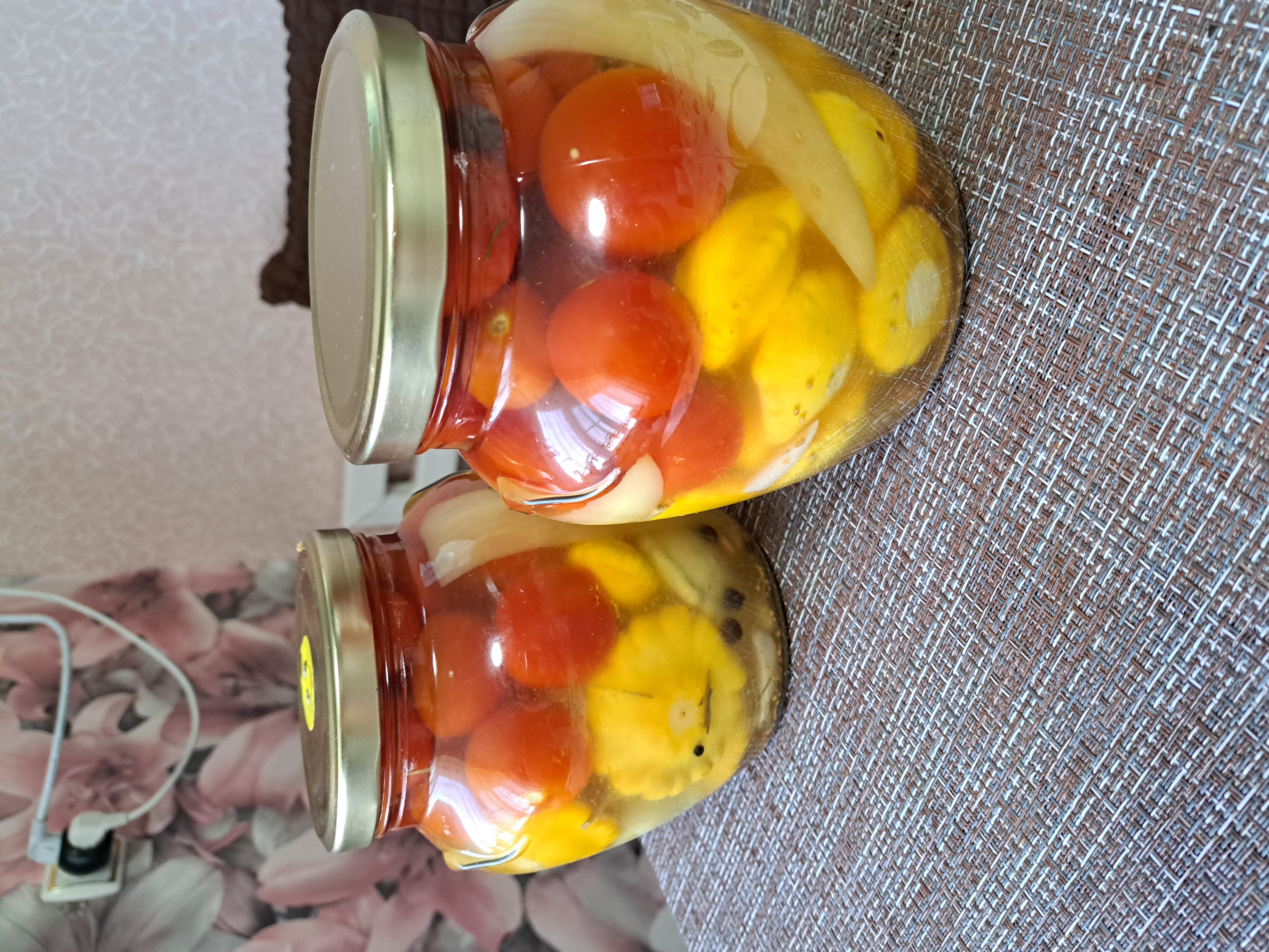 Маринованное ассорти из патиссонов с помидорами на зиму