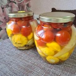 Маринованное ассорти из патиссонов с помидорами на зиму