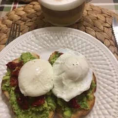 Брускетта с авокадо 🥑 и яйцом пашот!