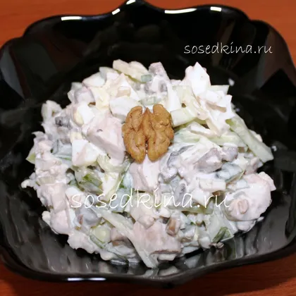 Куриный салат с грибами, огурцом и грецкими орехами