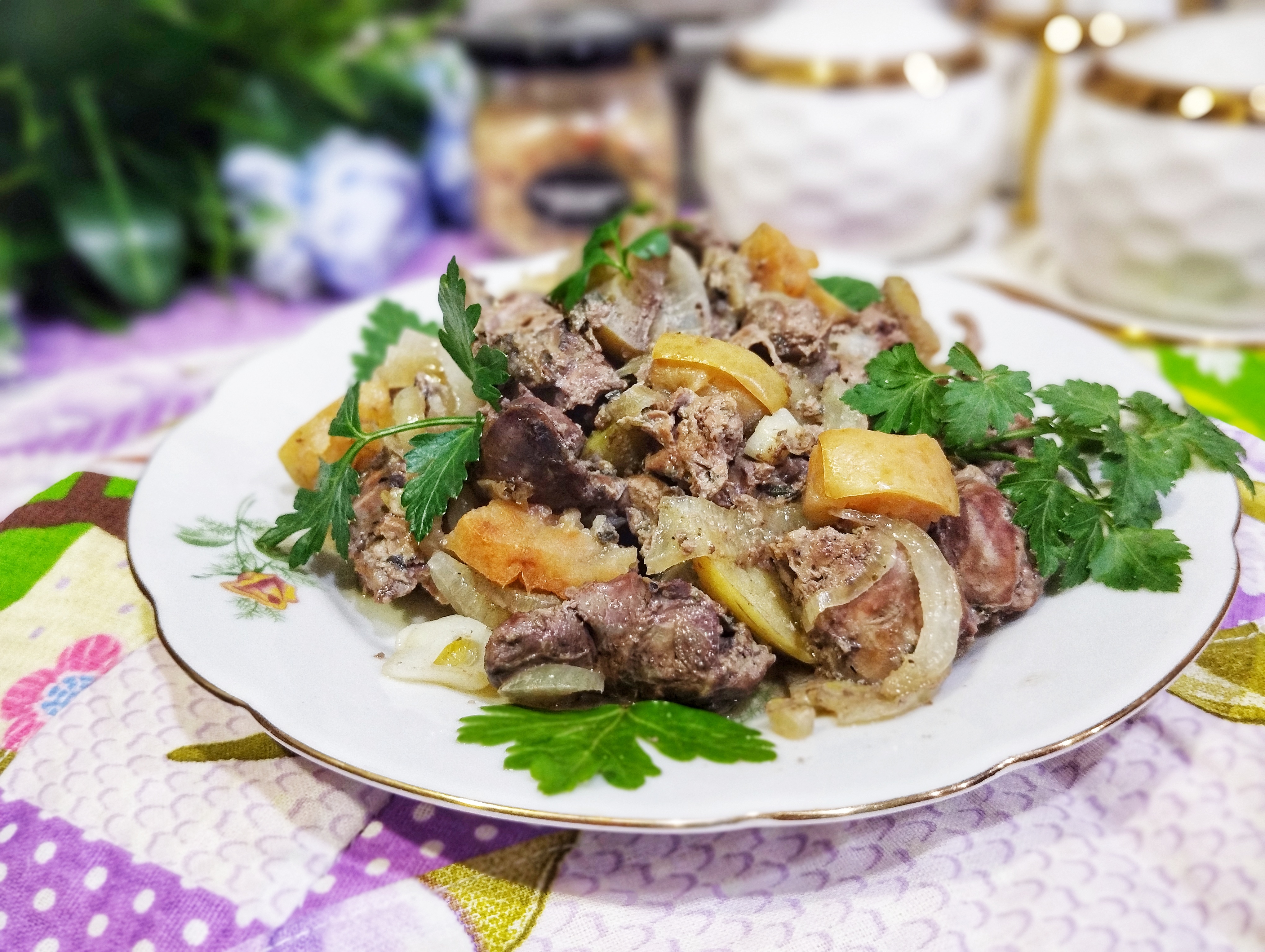 Печень с яблоками и луком 