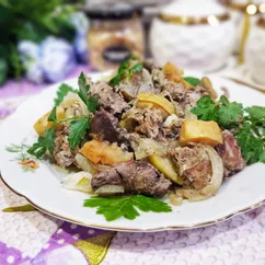 Печень с яблоками и луком 