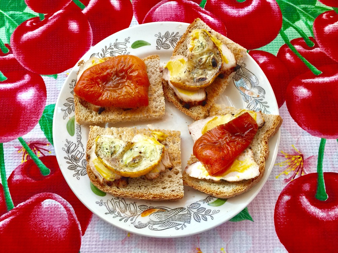 Бутерброды с курицей и овощами-гриль